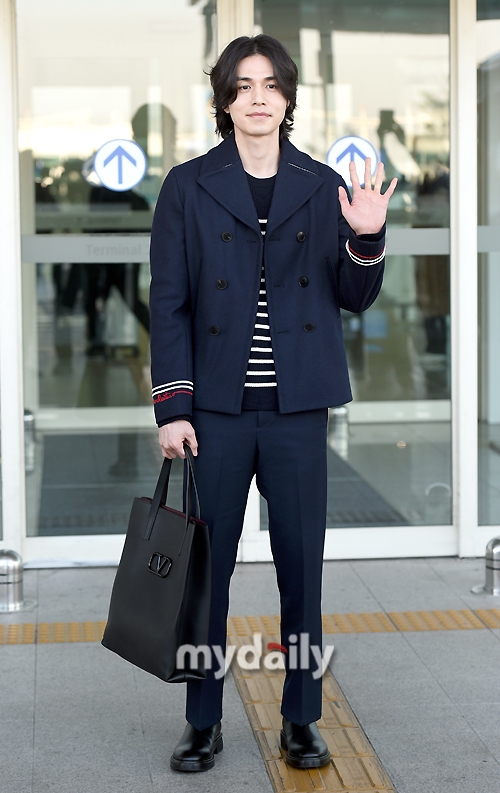 Lee Dong Wook đẹp nổi bật với mái tóc dài ở sân bay đi nước ngoài