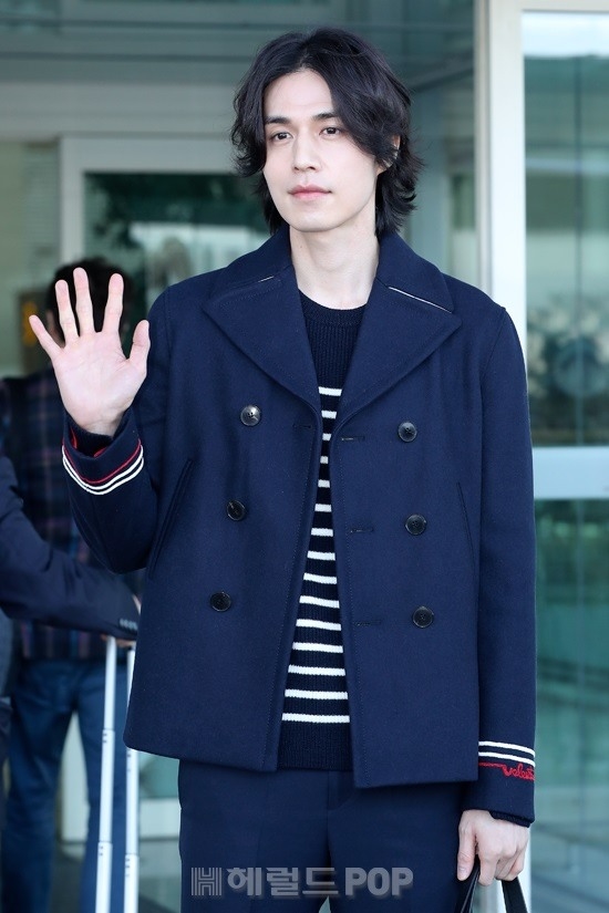 Lee Dong Wook đẹp nổi bật với mái tóc dài ở sân bay đi nước ngoài