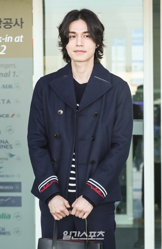 Lee Dong Wook đẹp nổi bật với mái tóc dài ở sân bay đi nước ngoài