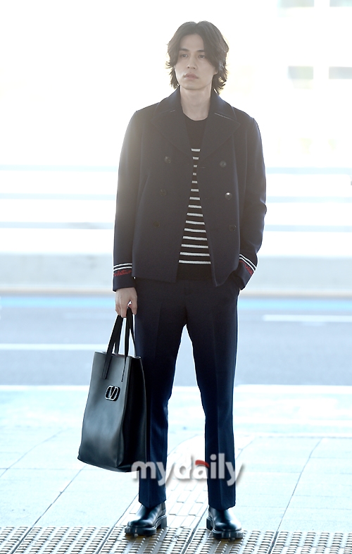 Lee Dong Wook đẹp nổi bật với mái tóc dài ở sân bay đi nước ngoài