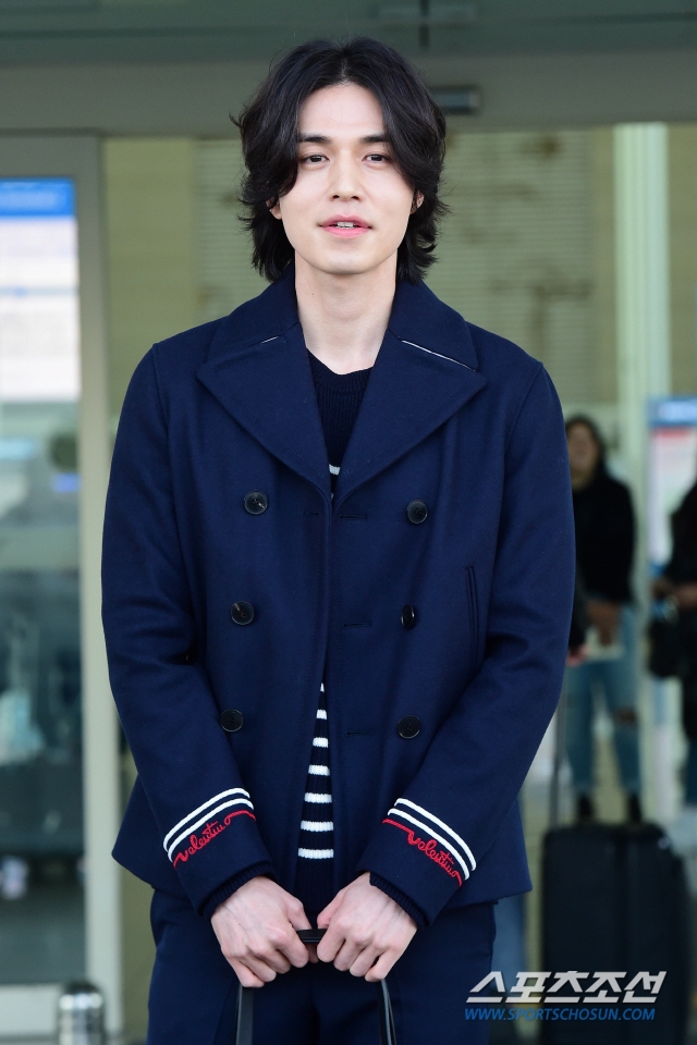 Lee Dong Wook đẹp nổi bật với mái tóc dài ở sân bay đi nước ngoài
