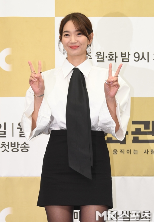 Shin Min Ah nổi bật với phong cách thanh lịch trong họp báo phim mới