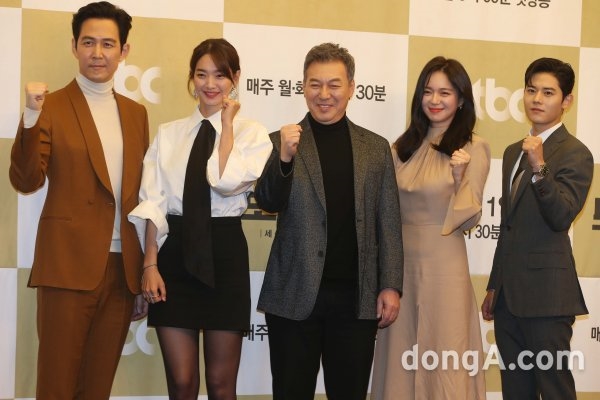 Shin Min Ah nổi bật với phong cách thanh lịch trong họp báo phim mới