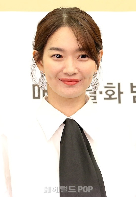 Shin Min Ah nổi bật với phong cách thanh lịch trong họp báo phim mới