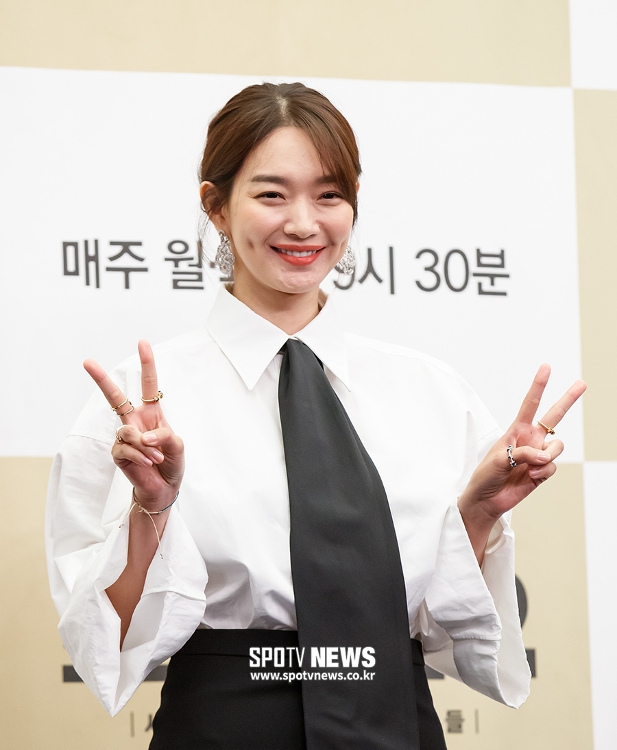Shin Min Ah nổi bật với phong cách thanh lịch trong họp báo phim mới