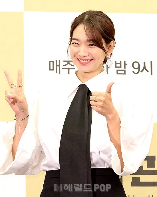 Shin Min Ah nổi bật với phong cách thanh lịch trong họp báo phim mới
