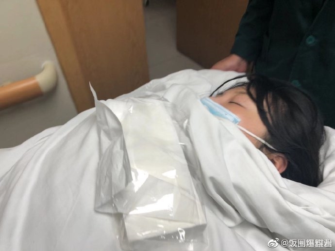 'Tiểu Long Nữ' Từ Đông Đông nhập viện cấp cứu vì cắt u nang