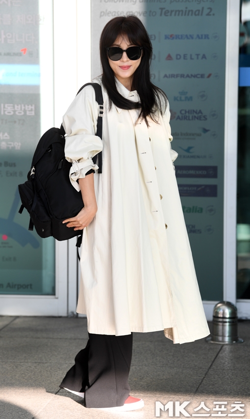 Ha Ji Won năng động, trẻ trung lên đường sang Việt Nam
