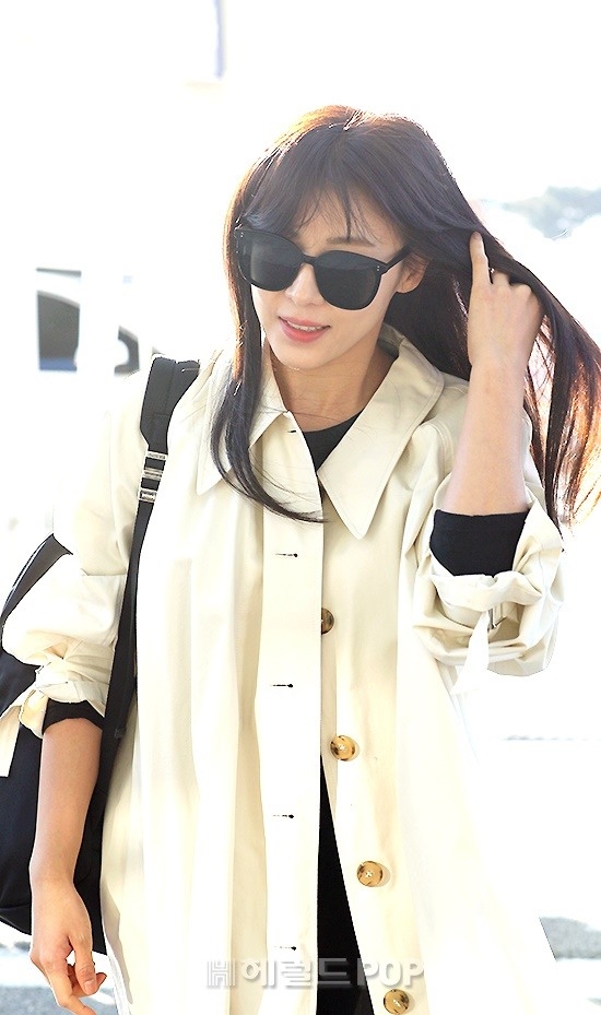 Ha Ji Won năng động, trẻ trung lên đường sang Việt Nam