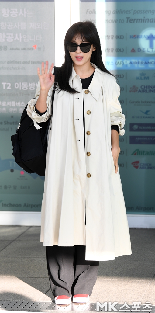 Ha Ji Won năng động, trẻ trung lên đường sang Việt Nam