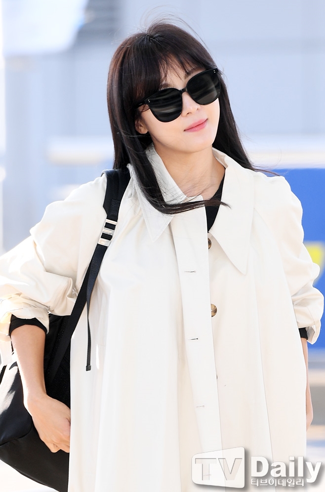 Ha Ji Won năng động, trẻ trung lên đường sang Việt Nam