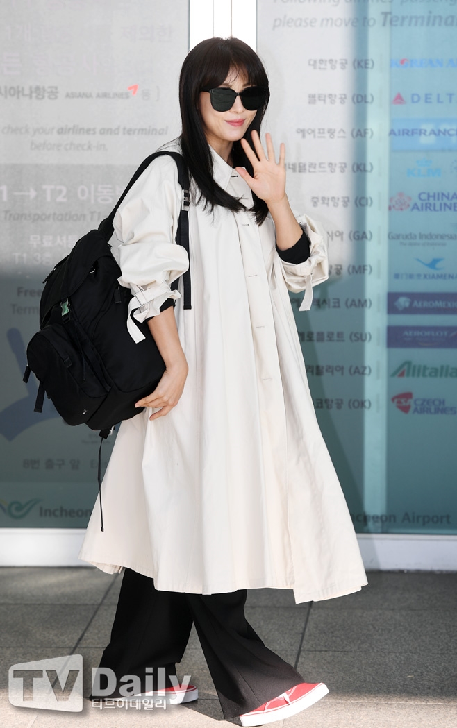 Ha Ji Won năng động, trẻ trung lên đường sang Việt Nam