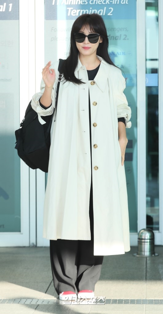 Ha Ji Won năng động, trẻ trung lên đường sang Việt Nam
