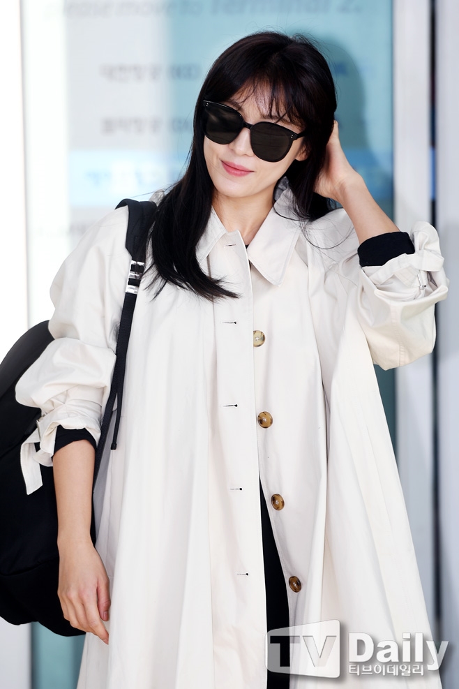 Ha Ji Won năng động, trẻ trung lên đường sang Việt Nam