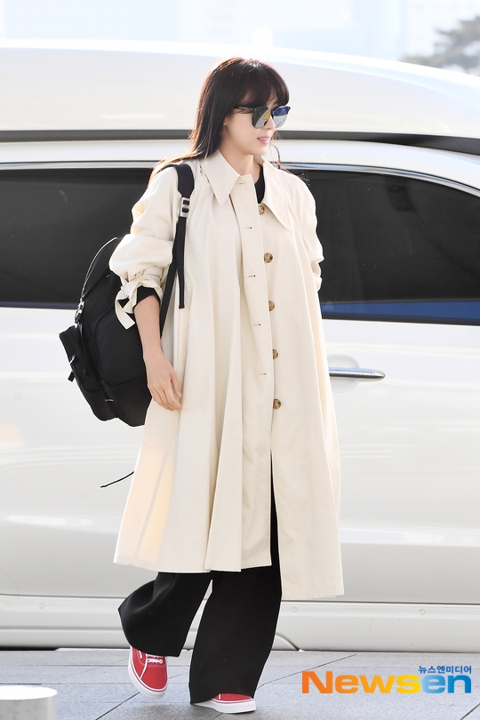Ha Ji Won năng động, trẻ trung lên đường sang Việt Nam
