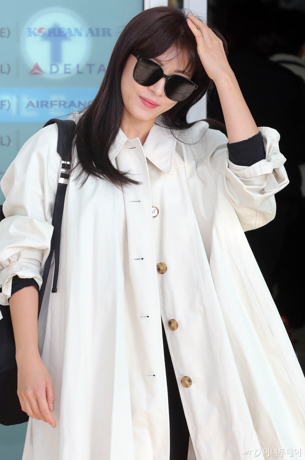 Ha Ji Won năng động, trẻ trung lên đường sang Việt Nam