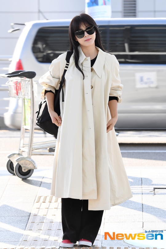 Ha Ji Won năng động, trẻ trung lên đường sang Việt Nam