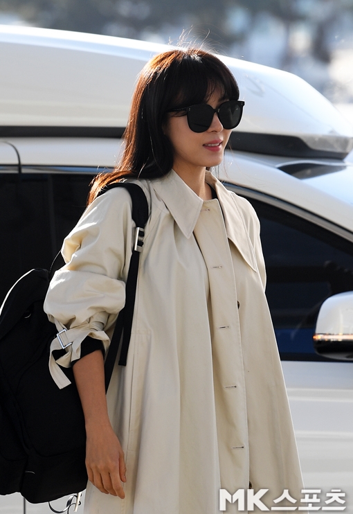 Ha Ji Won năng động, trẻ trung lên đường sang Việt Nam