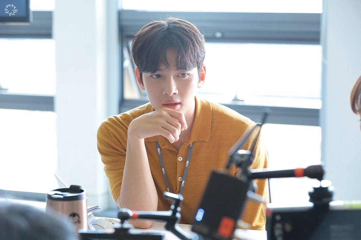 Ji Chang Wook đẹp 'quên sầu' trong hậu trường quay drama