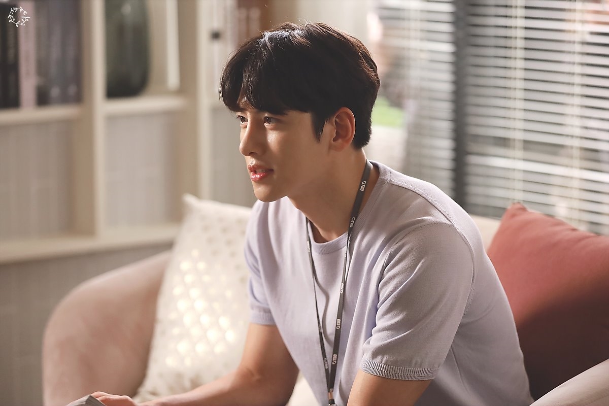 Ji Chang Wook đẹp 'quên sầu' trong hậu trường quay drama