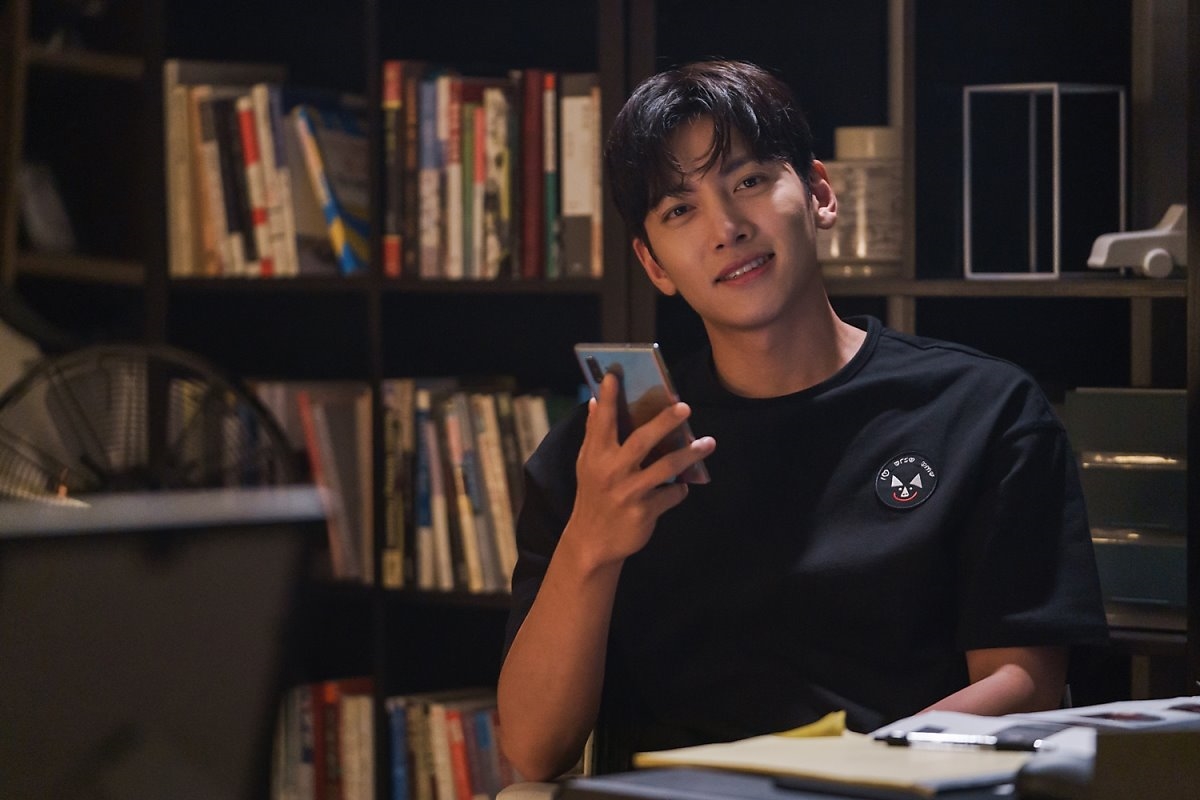 Ji Chang Wook đẹp 'quên sầu' trong hậu trường quay drama