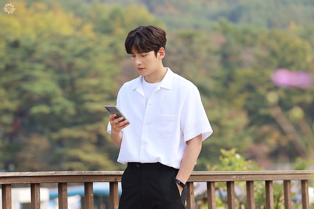 Ji Chang Wook đẹp 'quên sầu' trong hậu trường quay drama.