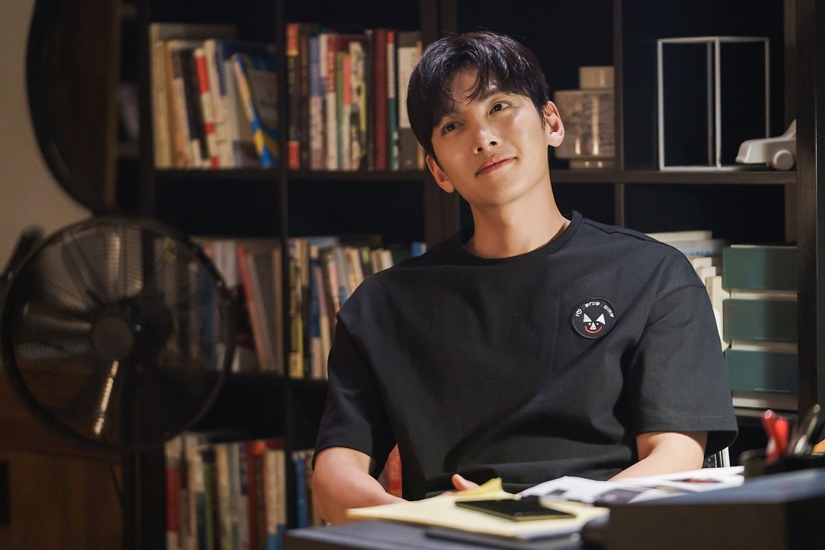 Ji Chang Wook đẹp 'quên sầu' trong hậu trường quay drama