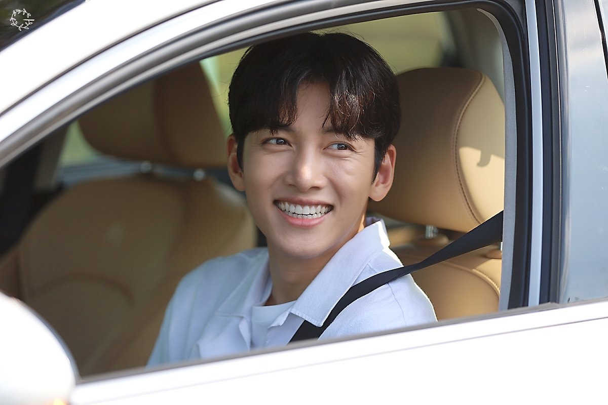 Ji Chang Wook đẹp 'quên sầu' trong hậu trường quay drama