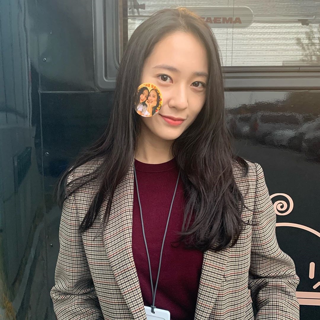 Krystal khoe ảnh cực xinh bên món quà Jessica gửi tới ủng hộ