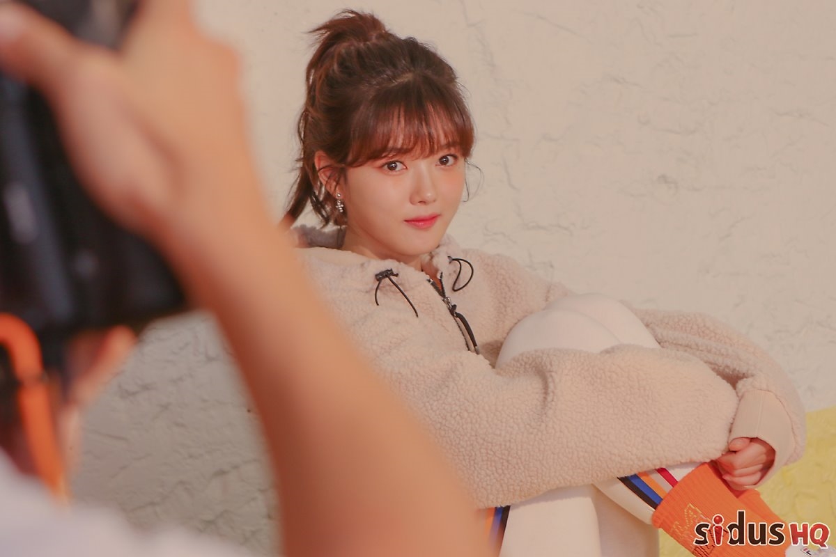 Kim Yoo Jung xinh đẹp trong bộ ảnh hậu trường chụp quảng cáo mới