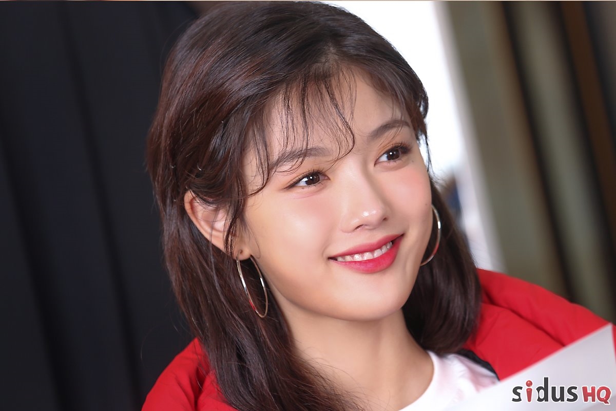 Kim Yoo Jung xinh đẹp trong bộ ảnh hậu trường chụp quảng cáo mới