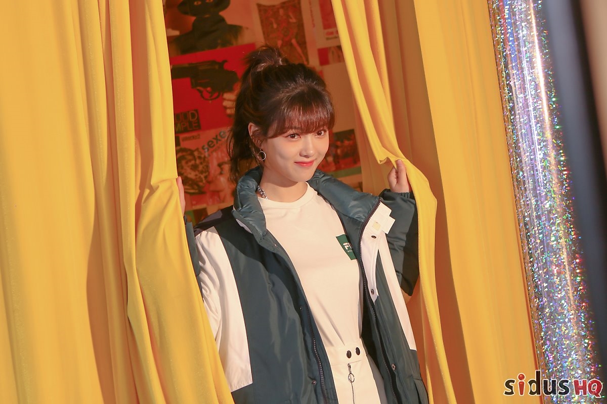 Kim Yoo Jung xinh đẹp trong bộ ảnh hậu trường chụp quảng cáo mới