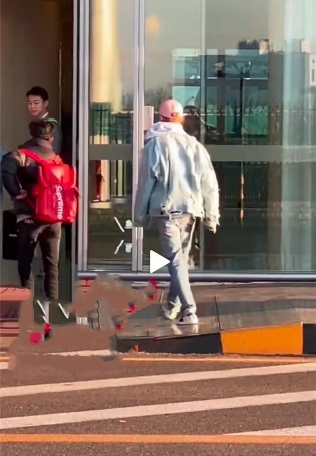 Luhan và Quan Hiểu Đồng hạnh phúc hẹn hò ở Nhật Bản ngày độc thân