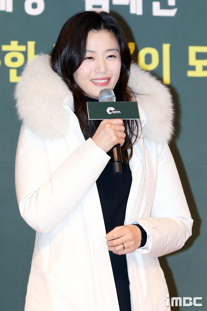 Jeon Ji Hyun khoe vẻ đẹp dịu dàng trong sự kiện mới