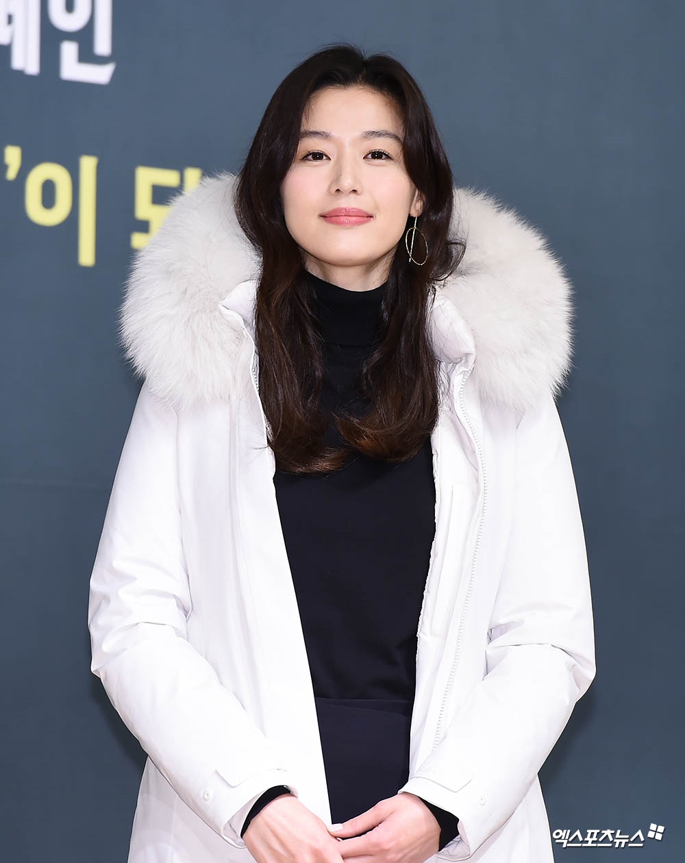 Jeon Ji Hyun khoe vẻ đẹp dịu dàng trong sự kiện mới