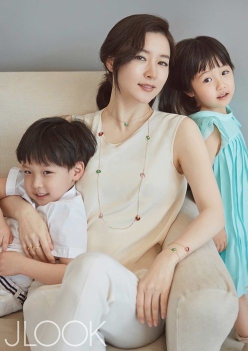 'Nàng Dae Jang Geum' Lee Young Ae hoàn hảo từ phim ra ngoài đời
