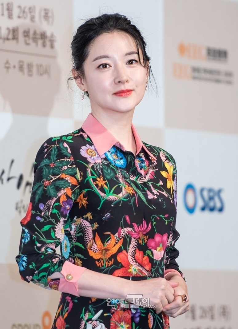 'Nàng Dae Jang Geum' Lee Young Ae hoàn hảo từ phim ra ngoài đời
