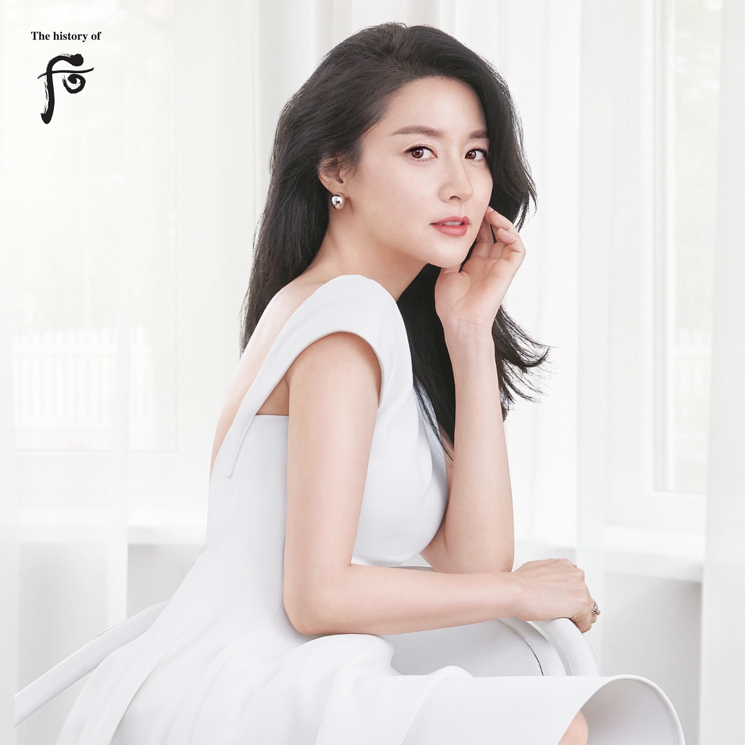'Nàng Dae Jang Geum' Lee Young Ae hoàn hảo từ phim ra ngoài đời