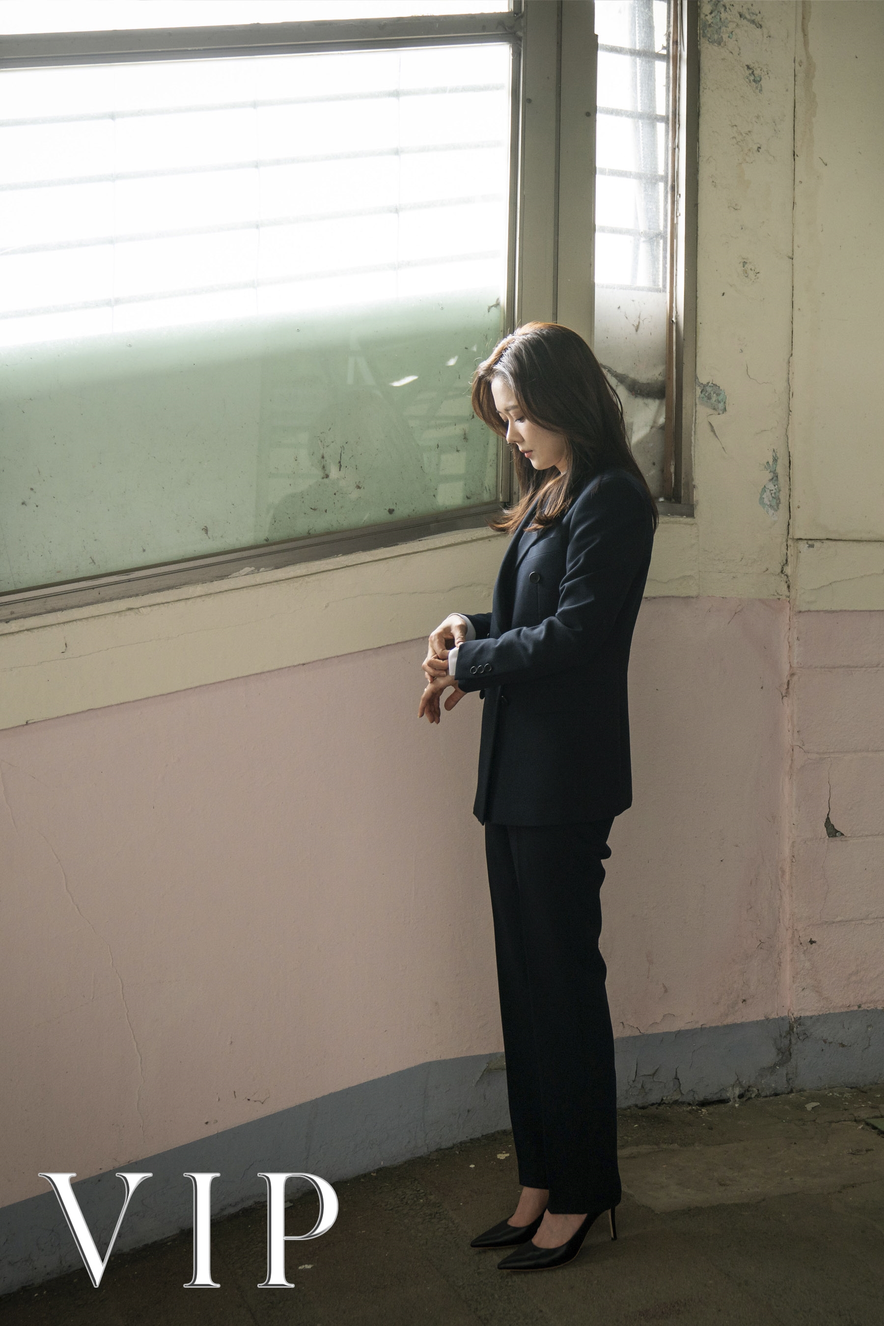 Jang Na Ra tỏa sáng với tạo hình công sở trong drama mới