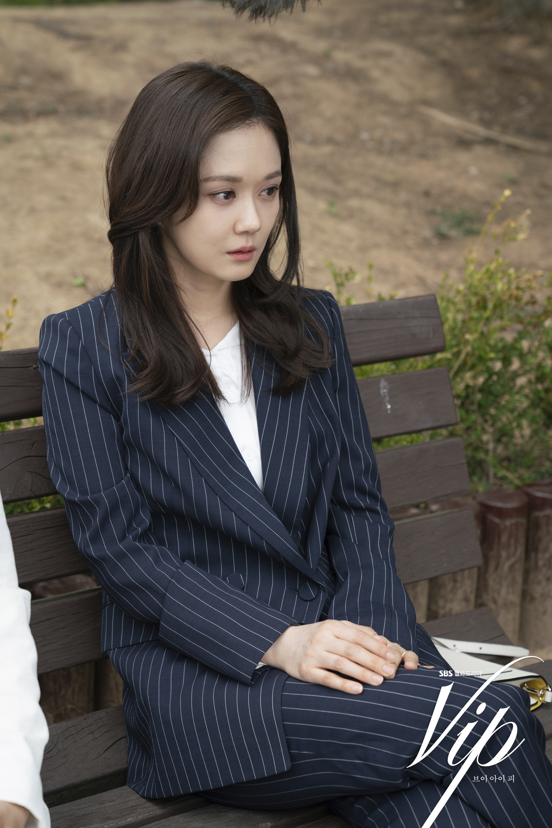 Jang Na Ra tỏa sáng với tạo hình công sở trong drama mới