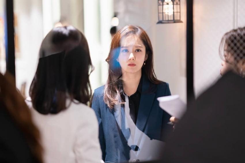 Jang Na Ra tỏa sáng với tạo hình công sở trong drama mới