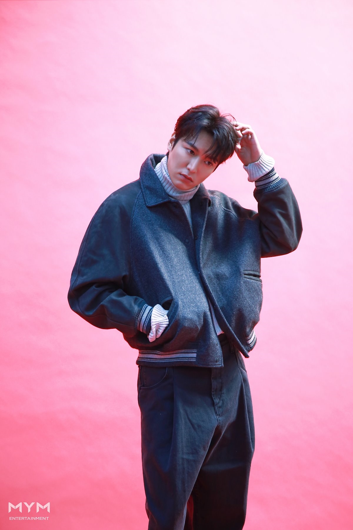 Lee Min Ho tung bộ ảnh mới đẹp cuốn hút, khoe góc nghiêng thần thánh