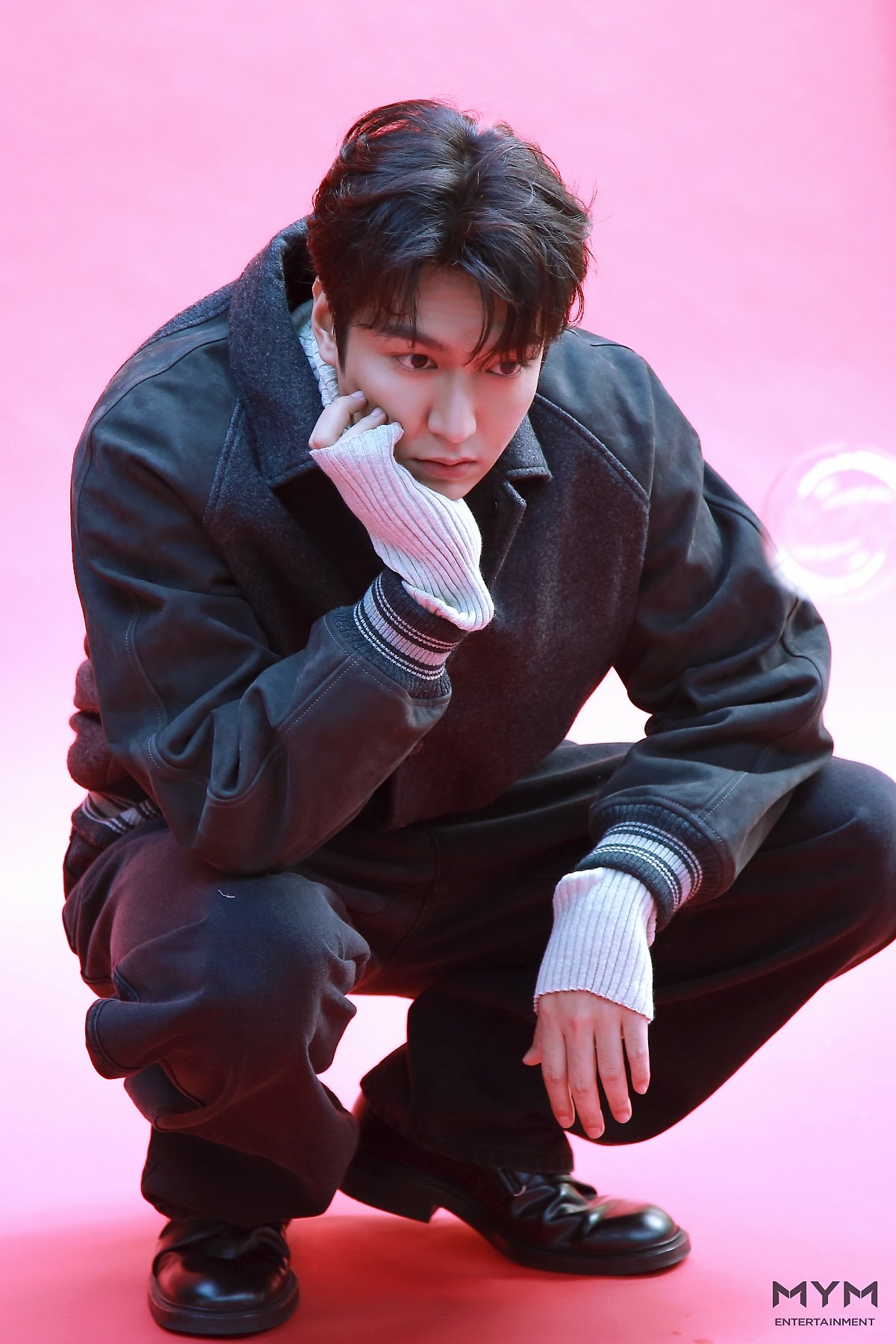 Lee Min Ho tung bộ ảnh mới đẹp cuốn hút, khoe góc nghiêng thần thánh