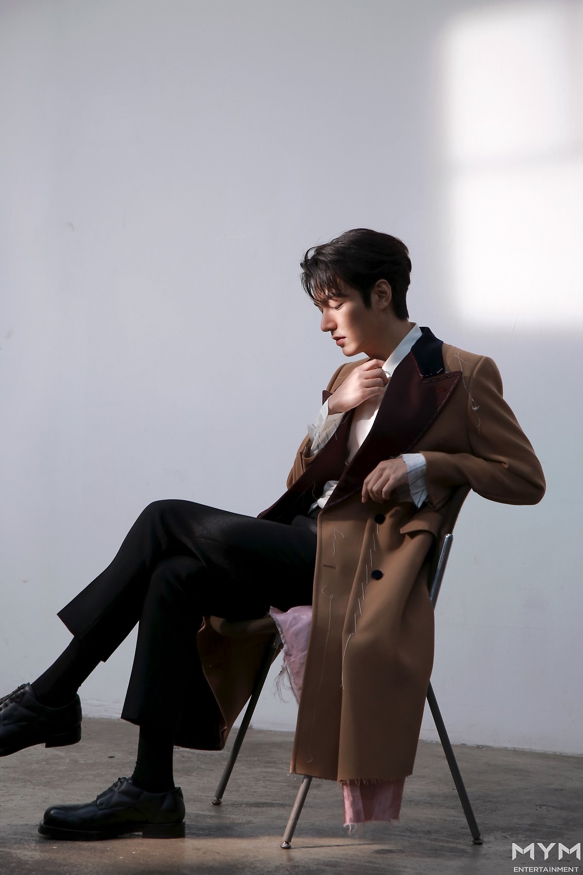 Lee Min Ho tung bộ ảnh mới đẹp cuốn hút, khoe góc nghiêng thần thánh