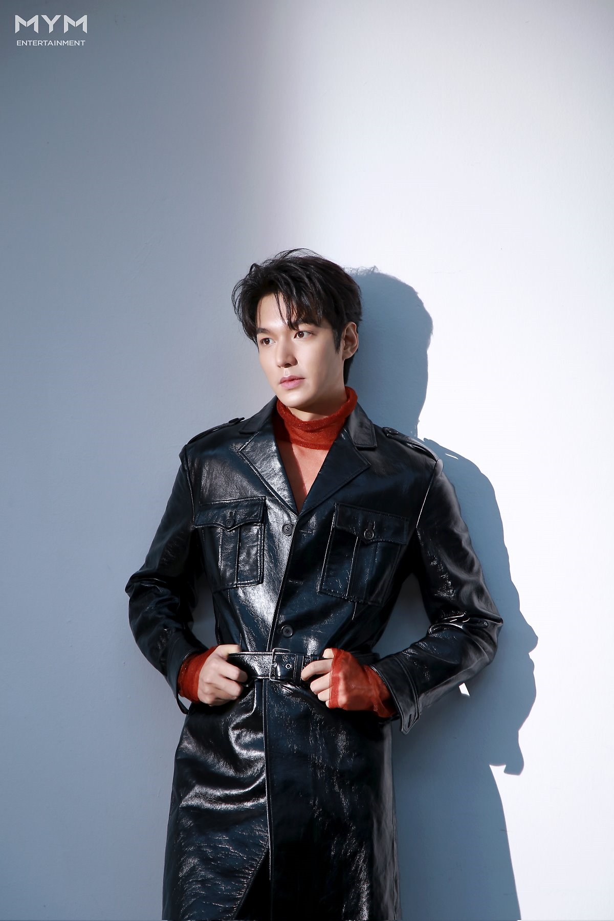 Lee Min Ho tung bộ ảnh mới đẹp cuốn hút, khoe góc nghiêng thần thánh