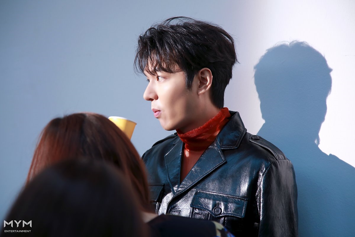 Lee Min Ho tung bộ ảnh mới đẹp cuốn hút, khoe góc nghiêng thần thánh