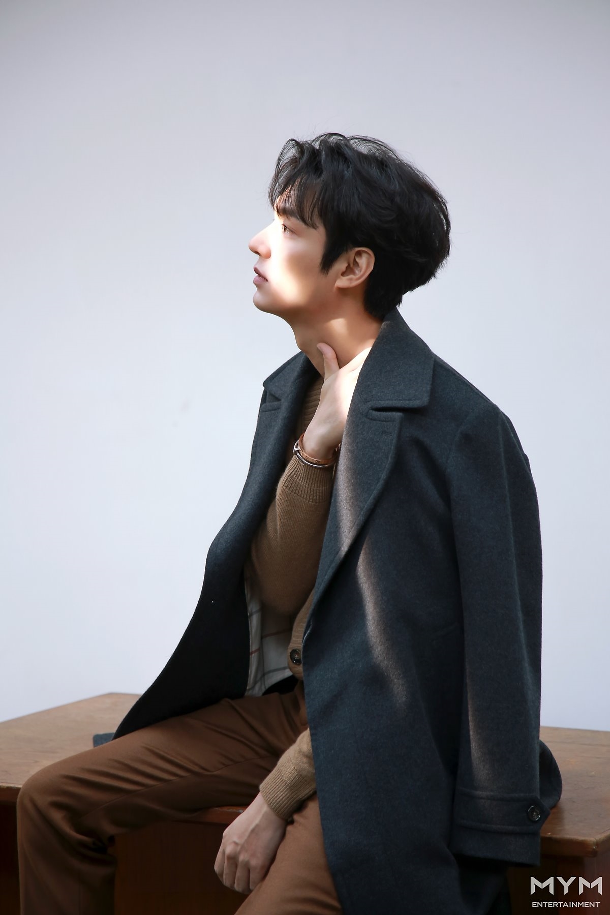 Lee Min Ho tung bộ ảnh mới đẹp cuốn hút, khoe góc nghiêng thần thánh