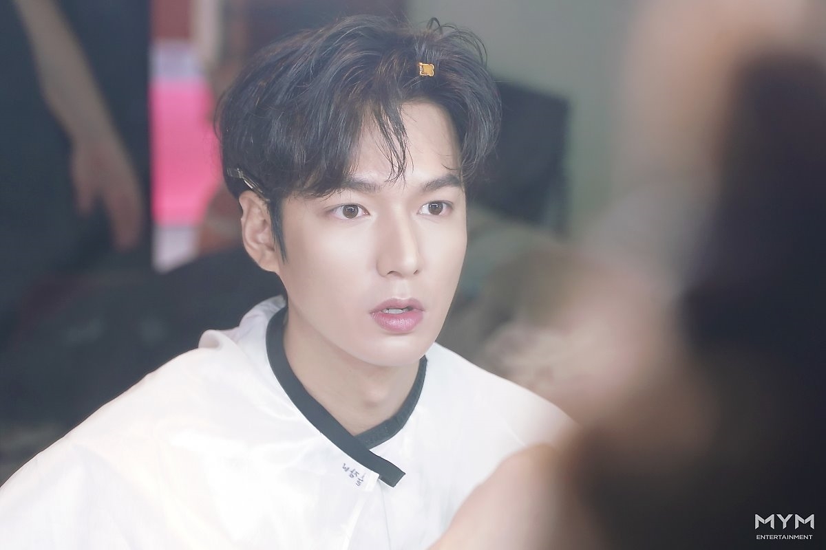 Lee Min Ho tung bộ ảnh mới đẹp cuốn hút, khoe góc nghiêng thần thánh