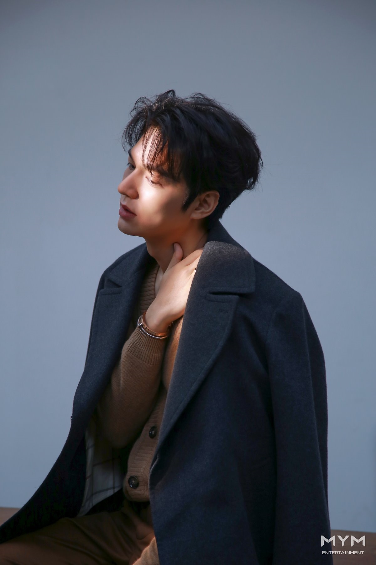 Lee Min Ho tung bộ ảnh mới đẹp cuốn hút, khoe góc nghiêng thần thánh