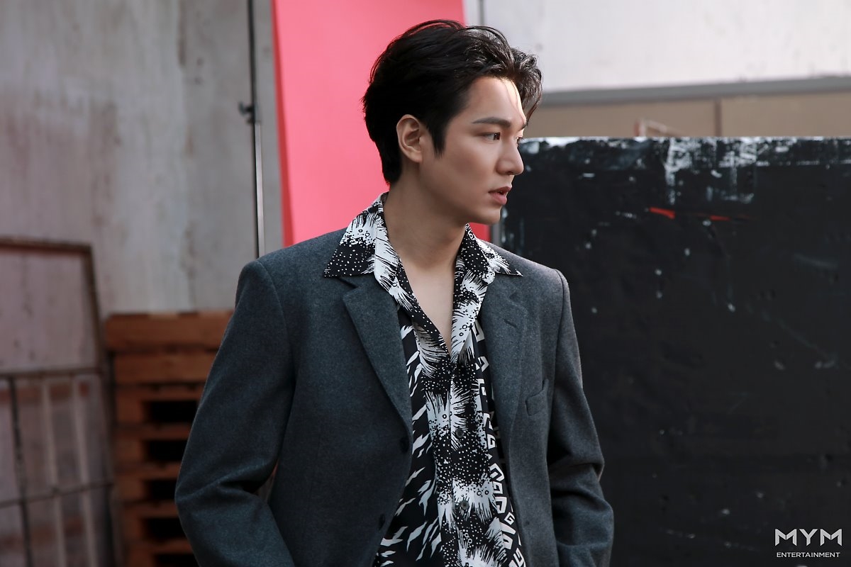 Lee Min Ho tung bộ ảnh mới đẹp cuốn hút, khoe góc nghiêng thần thánh